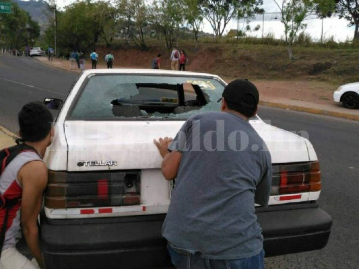 Dos heridos deja enfentamiento entre supuestos estudiantes y taxista en el bulevar Suyapa