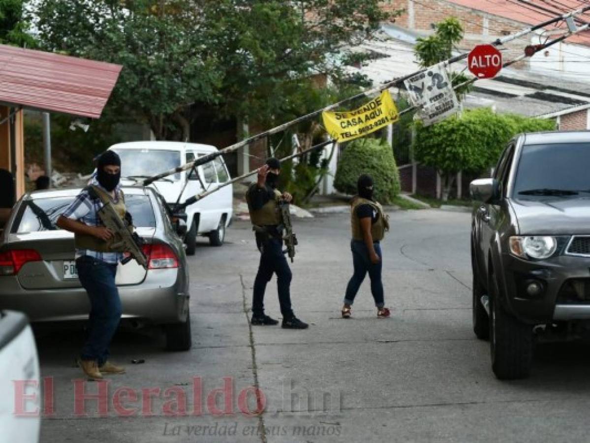 Miembros de a Fuerza Nacional Antimaras y Pandillas (FNAMP) realizaron el allanamiento en la colonia Villa Universitaria para capturar a los presuntos integrantes de la MS-13. Fotos: Emilio Flores/EL HERALDO.