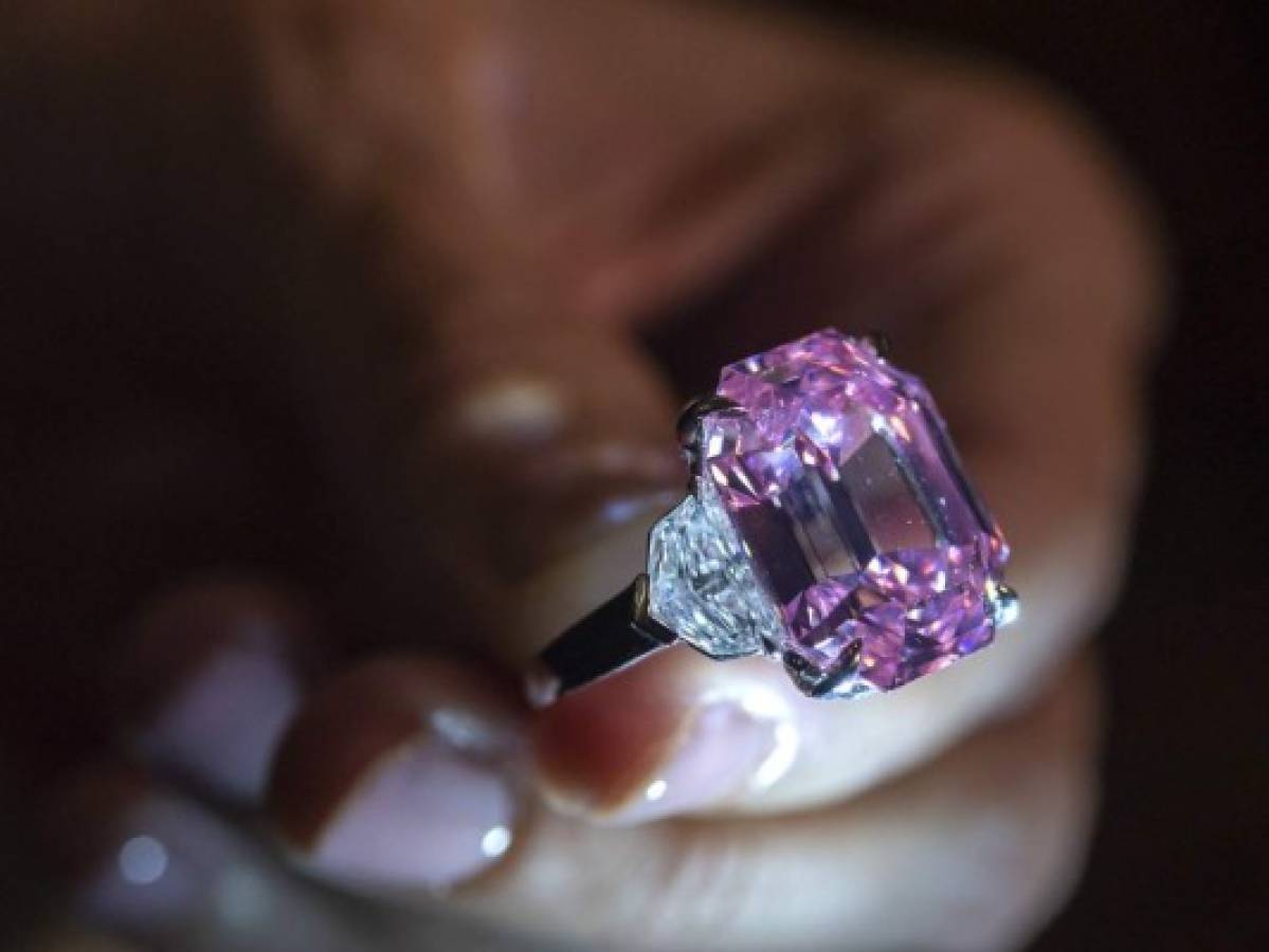 Diamante rosado es subastado por más de 50 millones