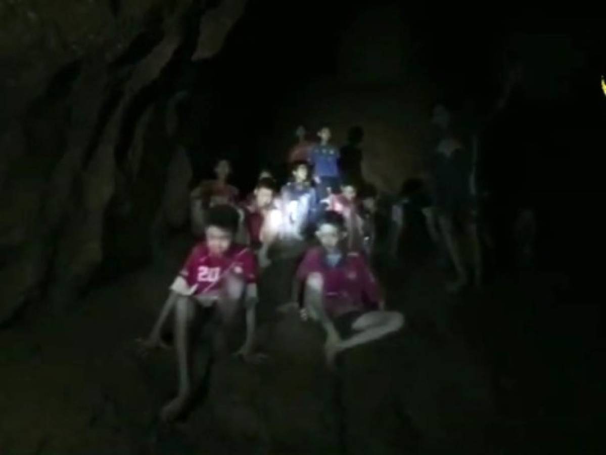Minero chileno ofrece consejo a niños atrapados en mina en Tailandia