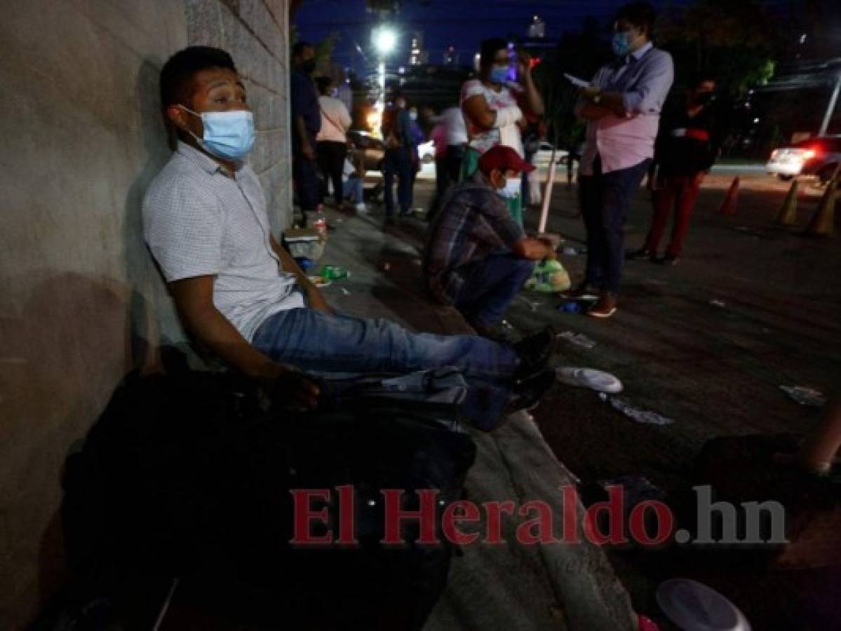 Alrededores del Hospital Escuela se convirtieron en una dramática sala de espera