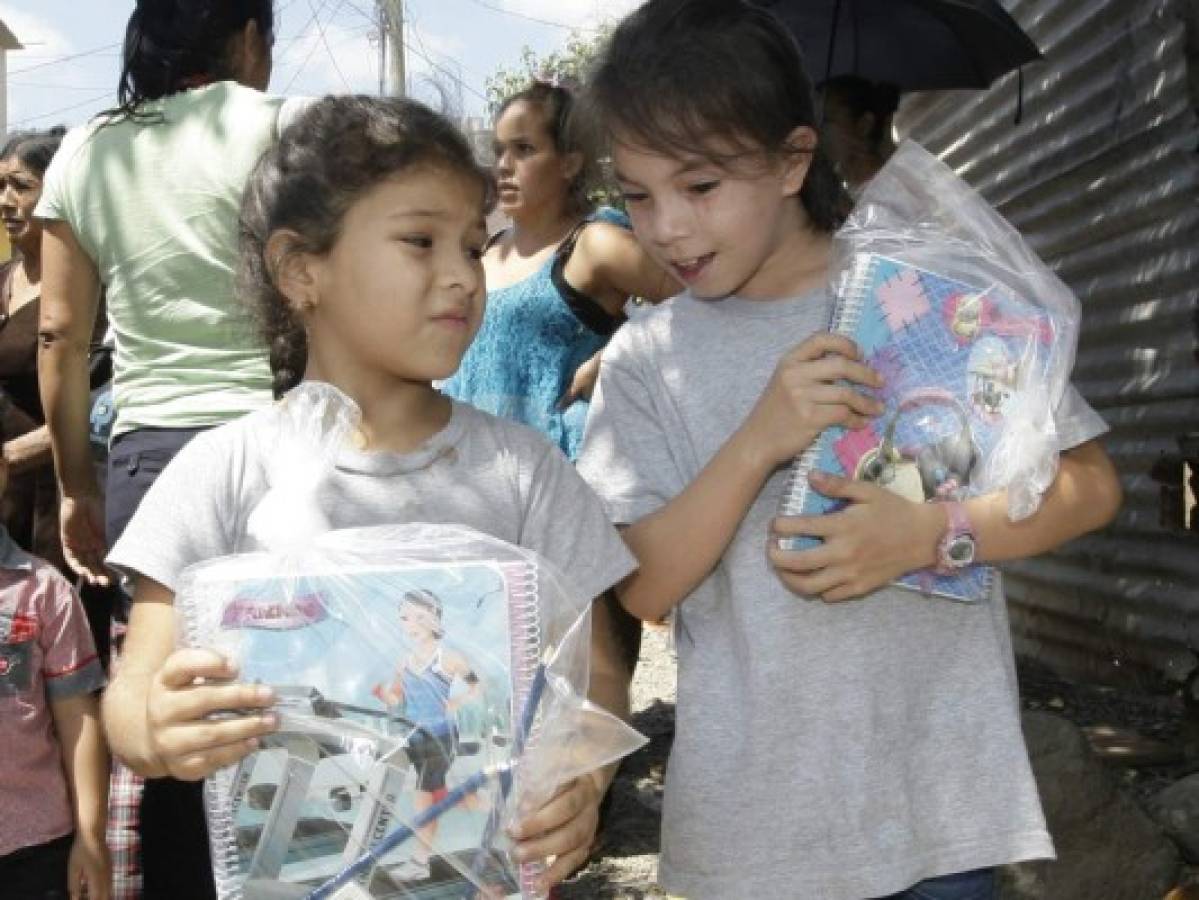 Estudiantes de Altos del Paraíso reciben lápices y cuadernos en Comayagüela