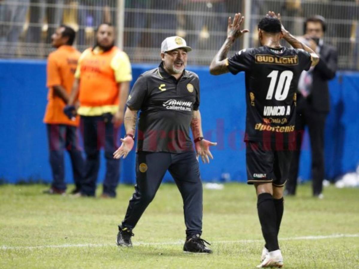 Maradona y el carísimo regalo a Vinicio Angulo tras gane ante Cafetaleros