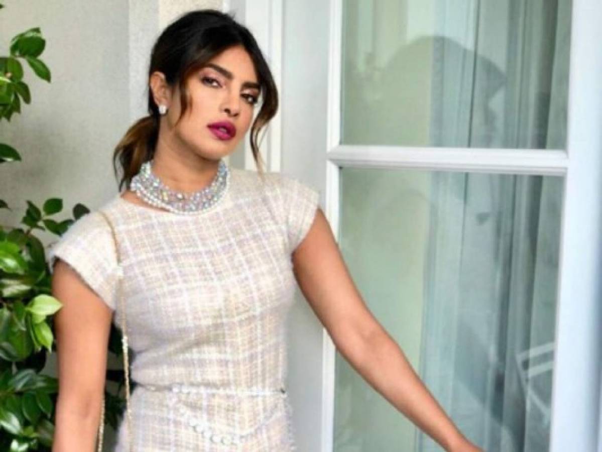 Priyanka Chopra presume su anillo de compromiso