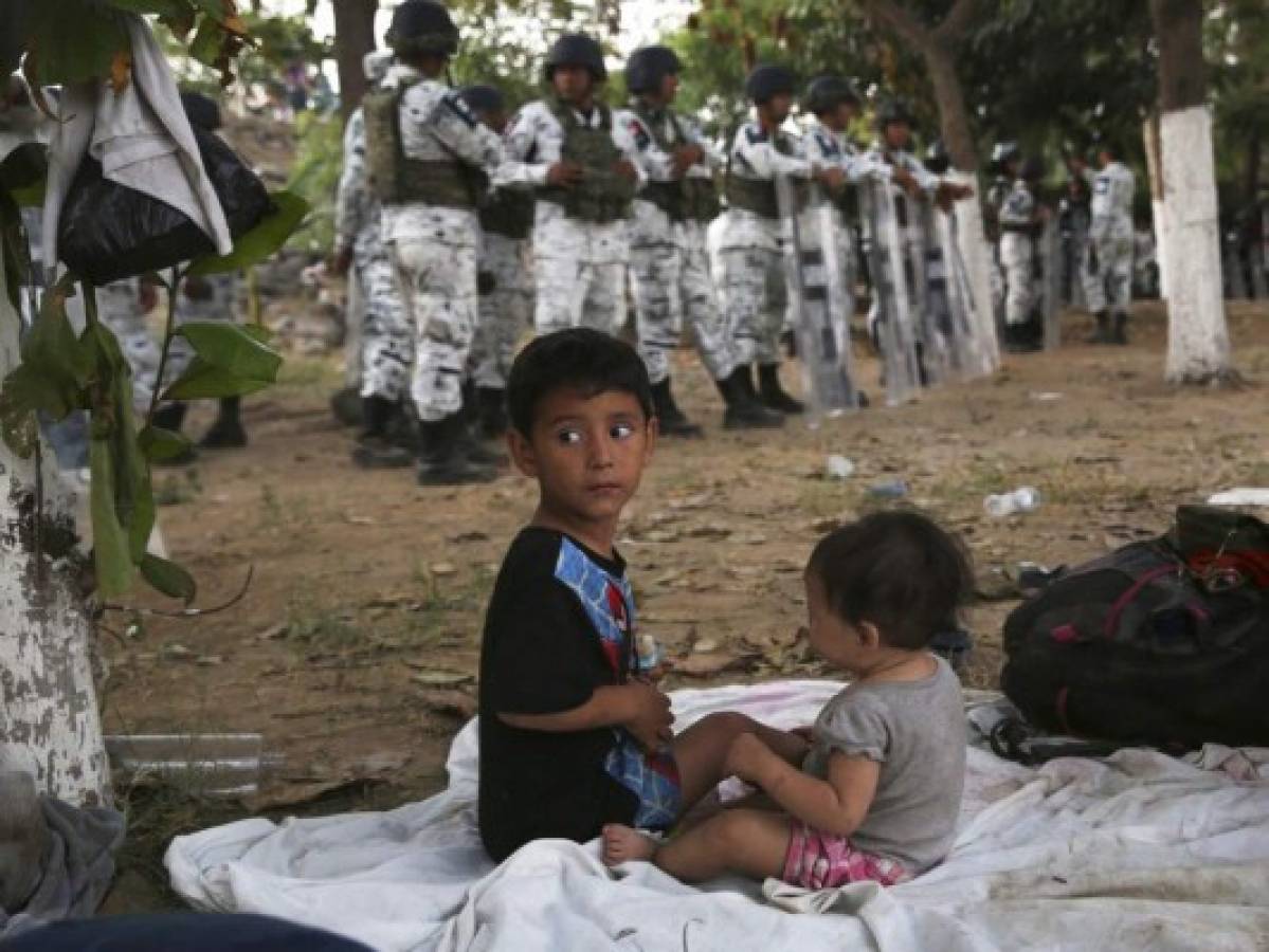 Cientos de migrantes varados en río fronterizo por bloqueo de México 