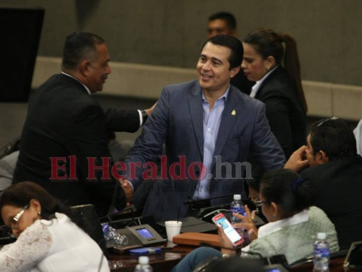 Testigo muestra libretas de narco que mencionan a Tony Hernández