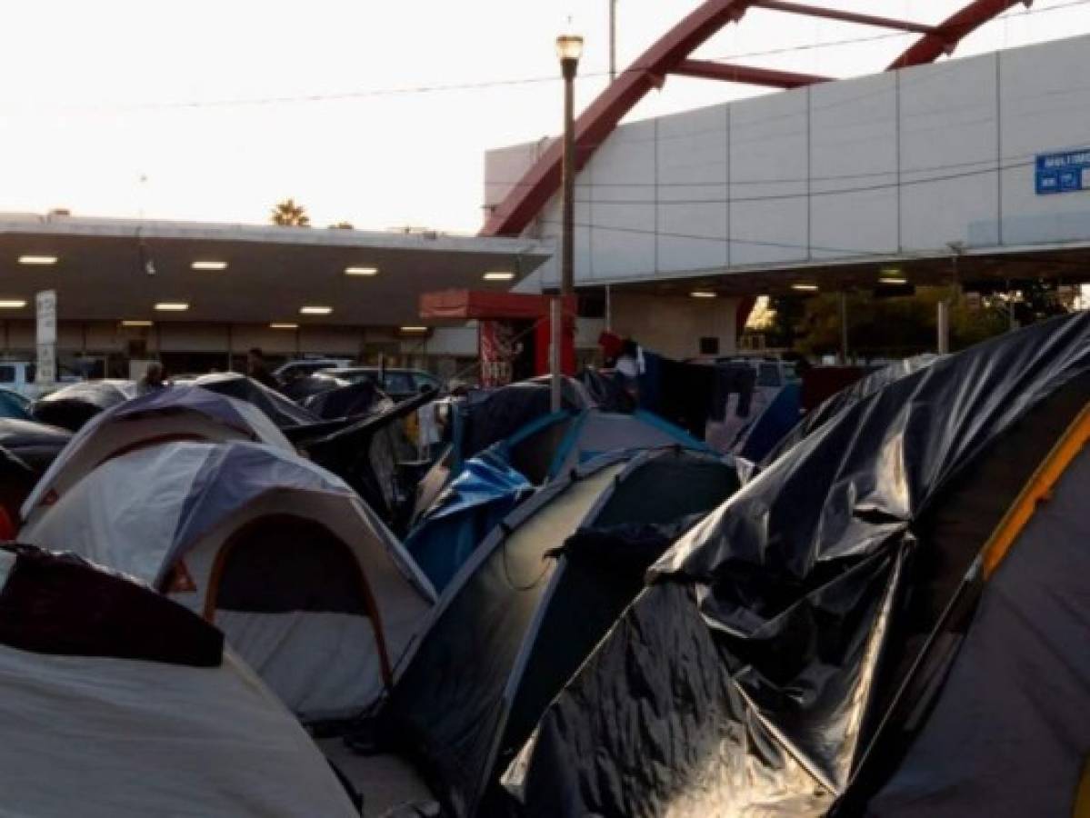 Migrantes acampan en puente fronterizo hacia Texas