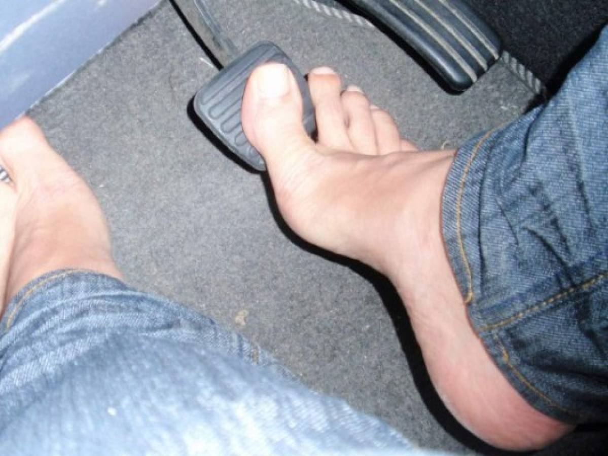 ¿Cuáles son los riesgos de conducir con los pies descalzos?