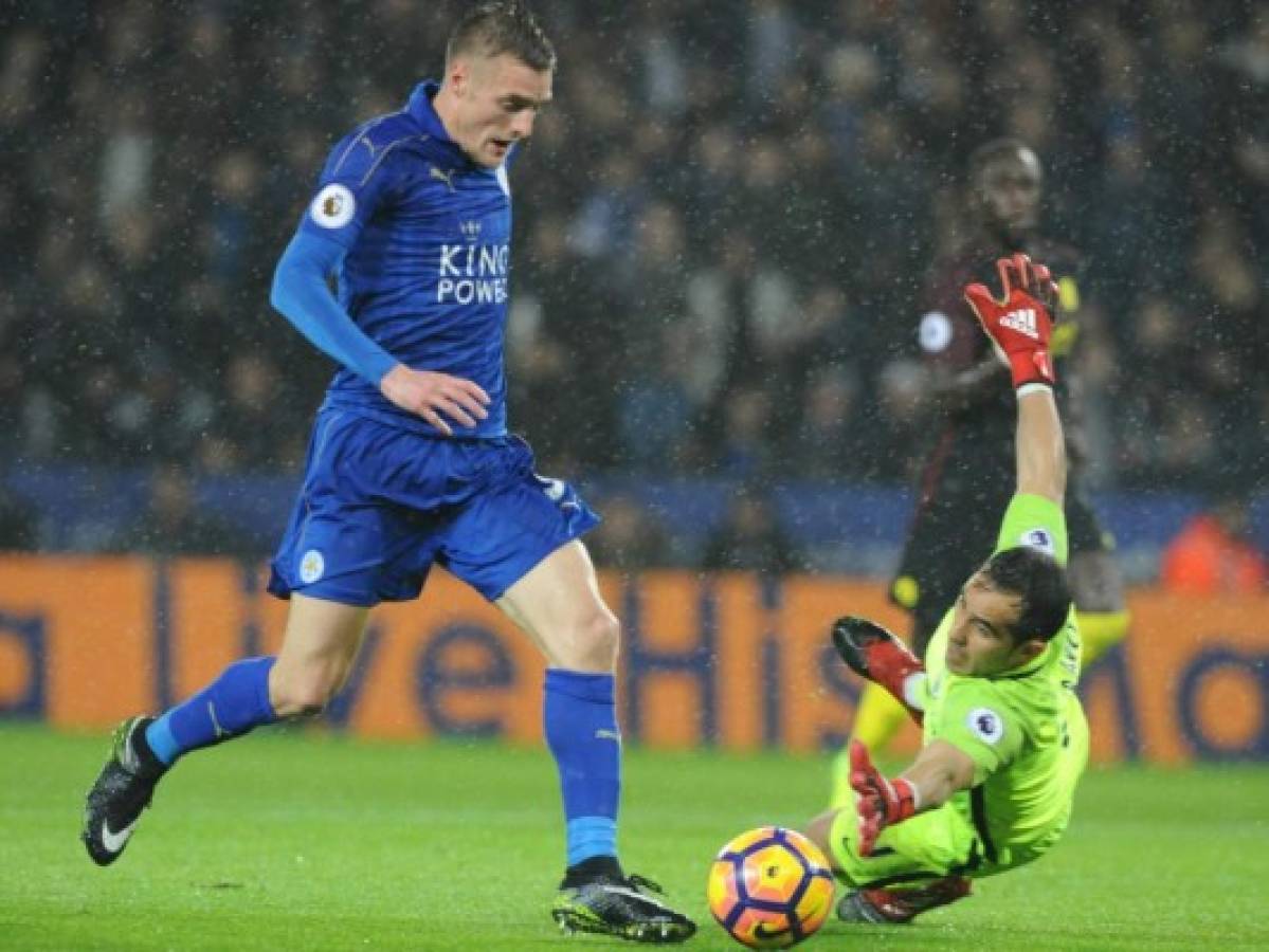 Con triplete de Vardy, Leicester humilla al Manchester City