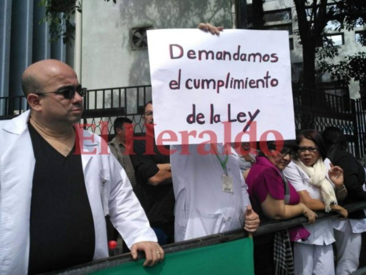 Seguro Social solo atenderá emergencias y pacientes crónicos tras tomas de médicos y trabajadores