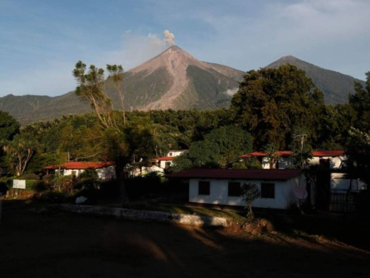 Caída de ceniza de volcán de Fuego amenaza ciudad de Guatemala  