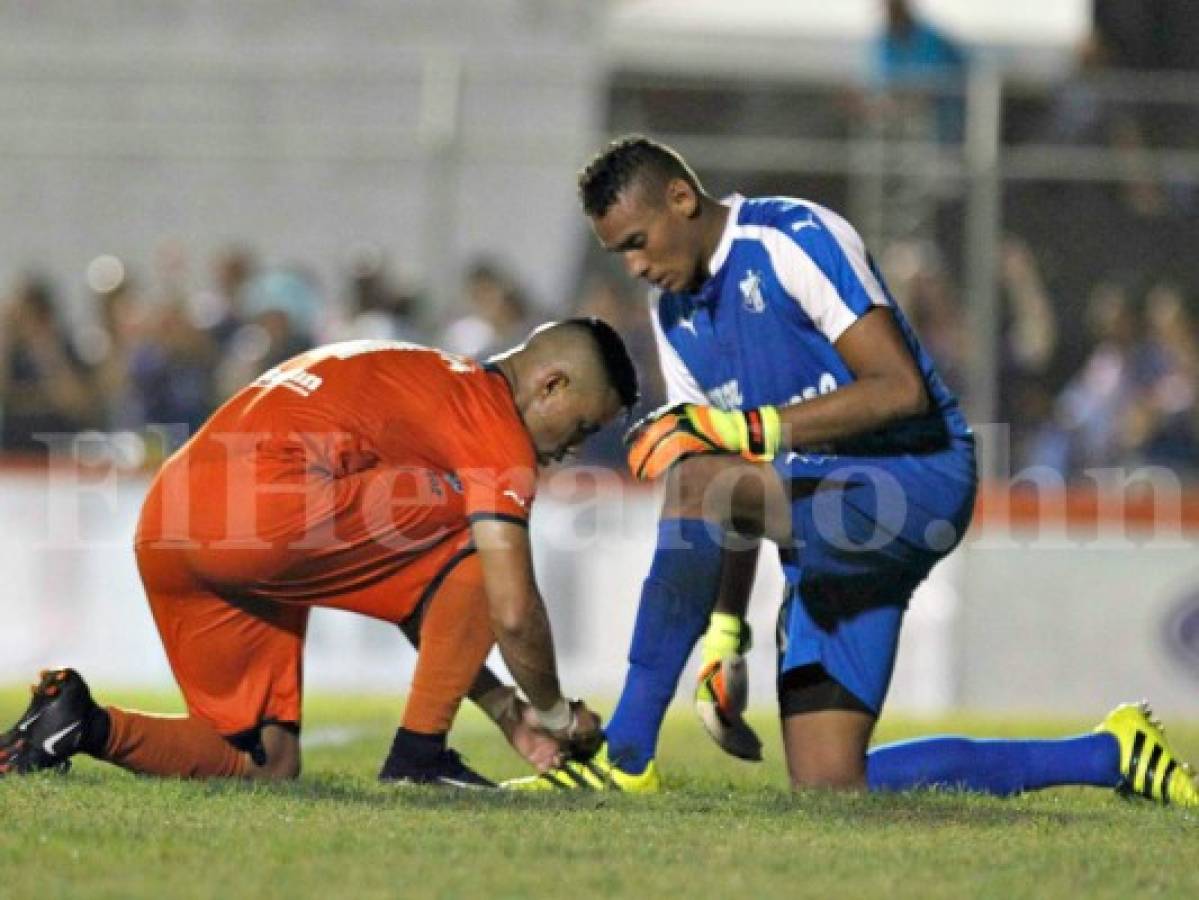 El delantero de Motagua Marco Tulio Vega le amarra los zapatos al portero del Honduras de El Progreso Sandro Cárcamo. Foto: Neptaly Romero / Grupo OPSA.
