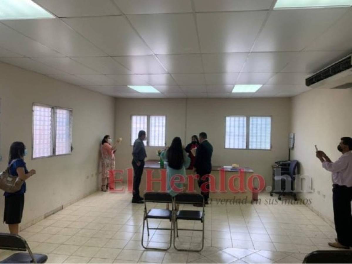 Las bodas gratuitas se realizan en el plantel de la 21 de Octubre. Foto: Alex Pérez | EL HERALDO