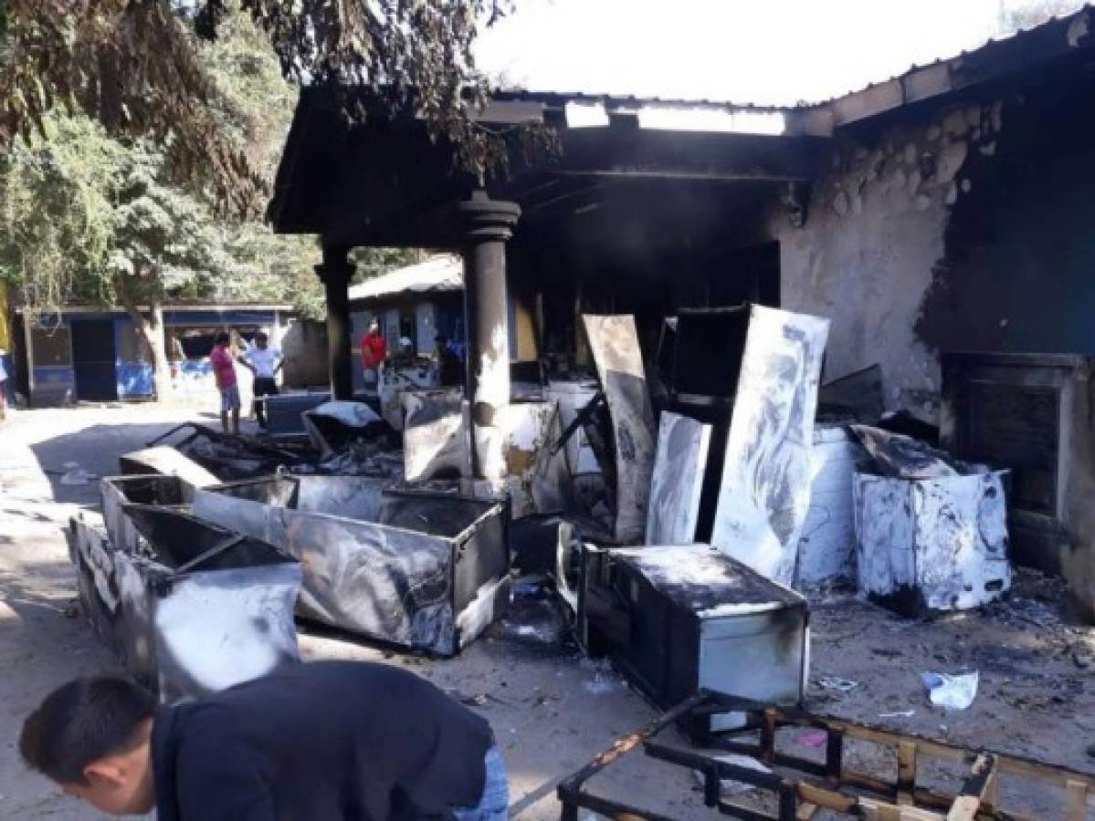Manifestantes queman la posta policial de Villanueva, Cortés, al norte de Honduras