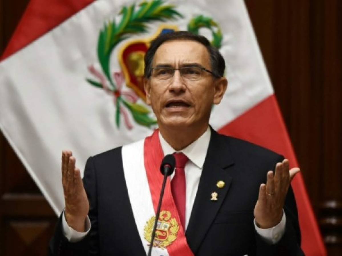 Perú avanza a choque de poderes tras amenaza de Vizcarra de disolver el Congreso