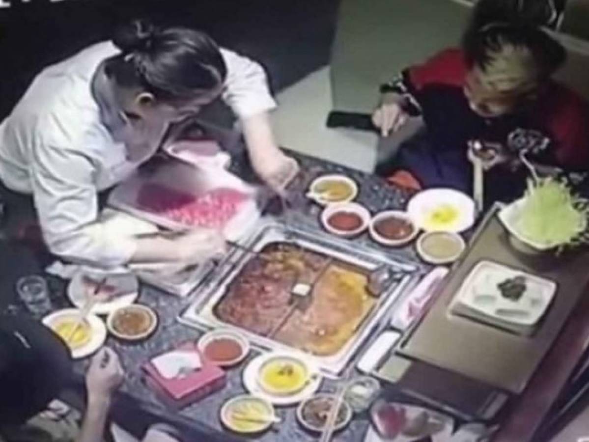 VIDEO: Olla con sopa hirviendo le explota a mesera en la cara en restaurante de China