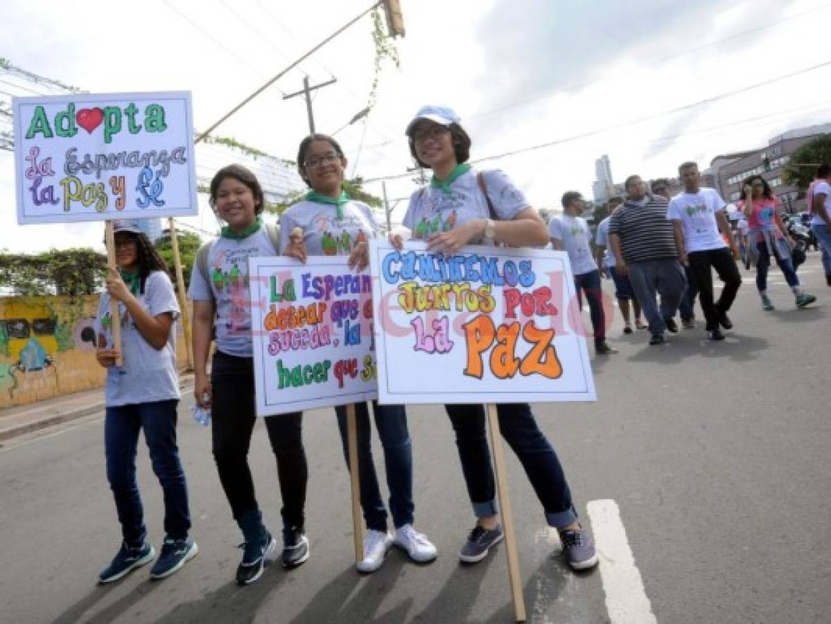 Las jóvenes caminaron con coloridas pancartas.