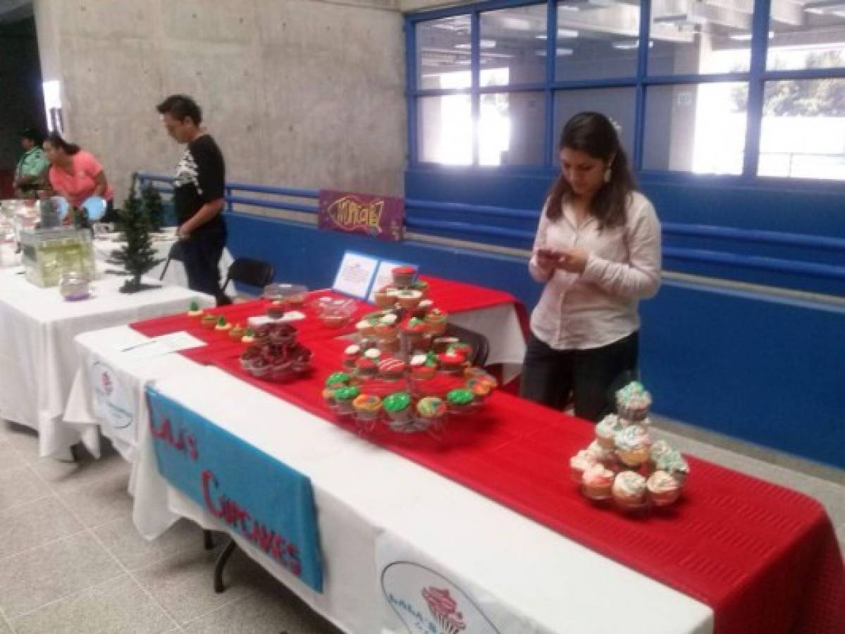 Jóvenes universitarios emprendedores presentan sus productos innovadores  