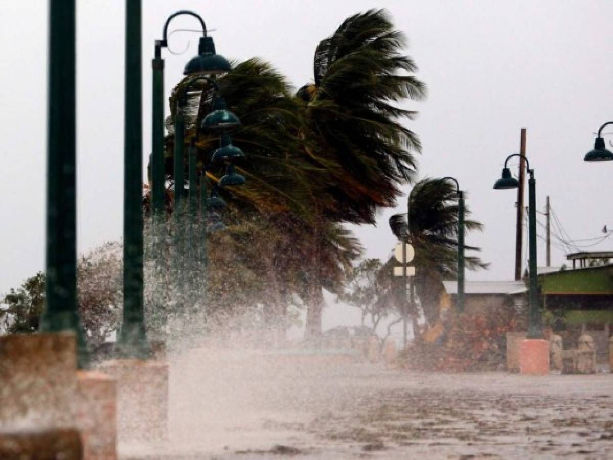 Huracán María toca tierra en Puerto Rico con vientos de 250 km/h