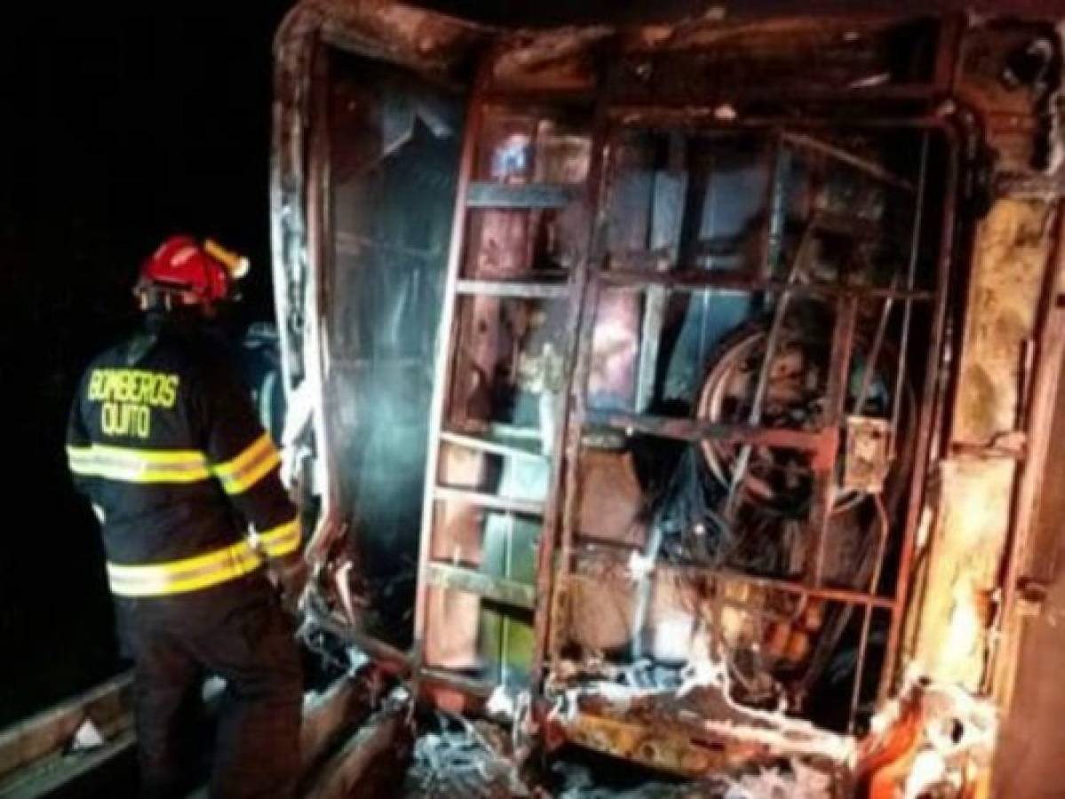 Catorce muertos y 26 heridos deja accidente de autobús en Ecuador