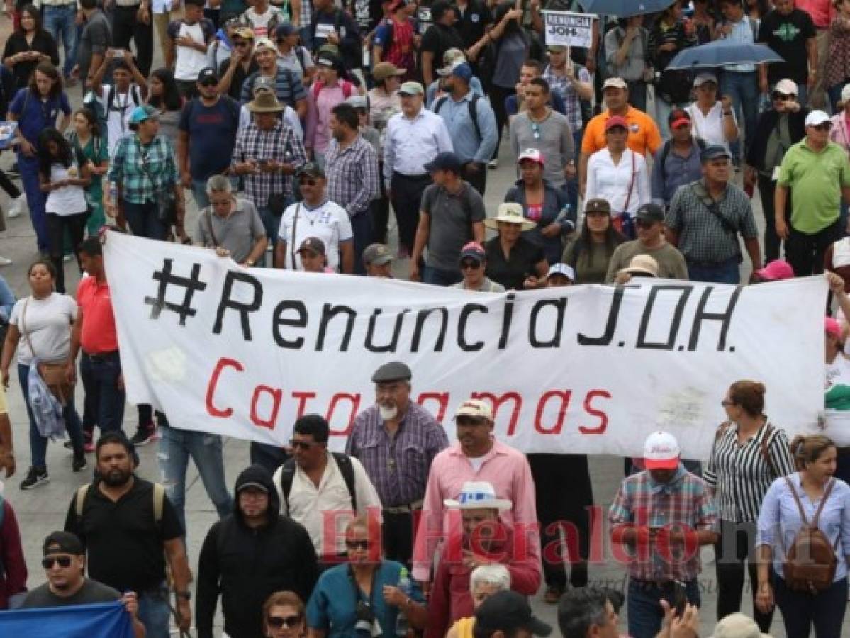 Con pancartas de #Renuncia JOH marchan los manifestantes.