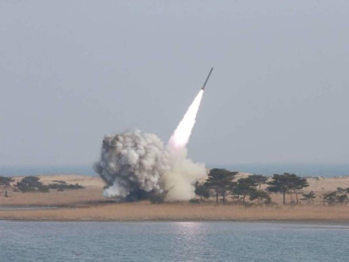 Corea del Norte dispara un misil de medio alcance