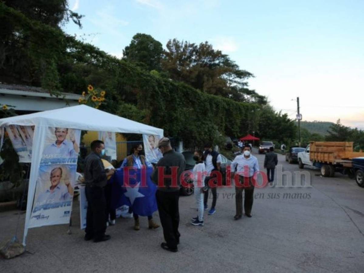 Cuestionan demora en inicio de votaciones en Santa Lucía