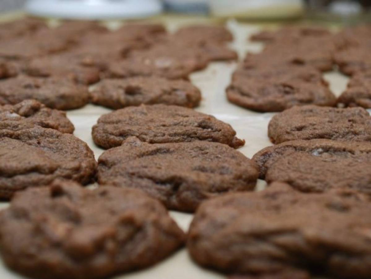 Prepara galletas de chocolate en el microondas