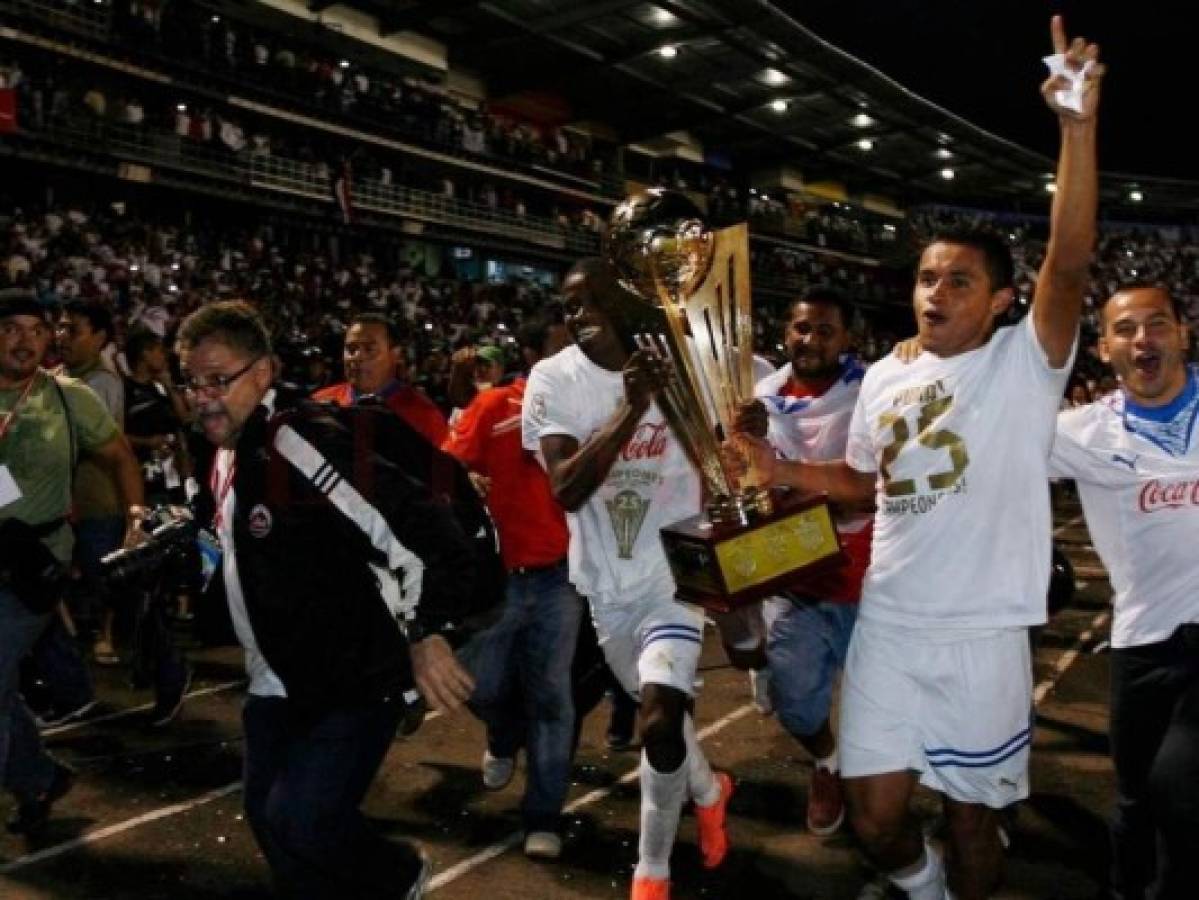 Los leones ganarían el bicampeonato tan solo días antes de celebrar su centenario. Ese equipo dirigido por Danilo Tosello entraría en los libros de récords del fútbol hondureño al conquistar un histórico tetracampeonato. Foto: Archivo