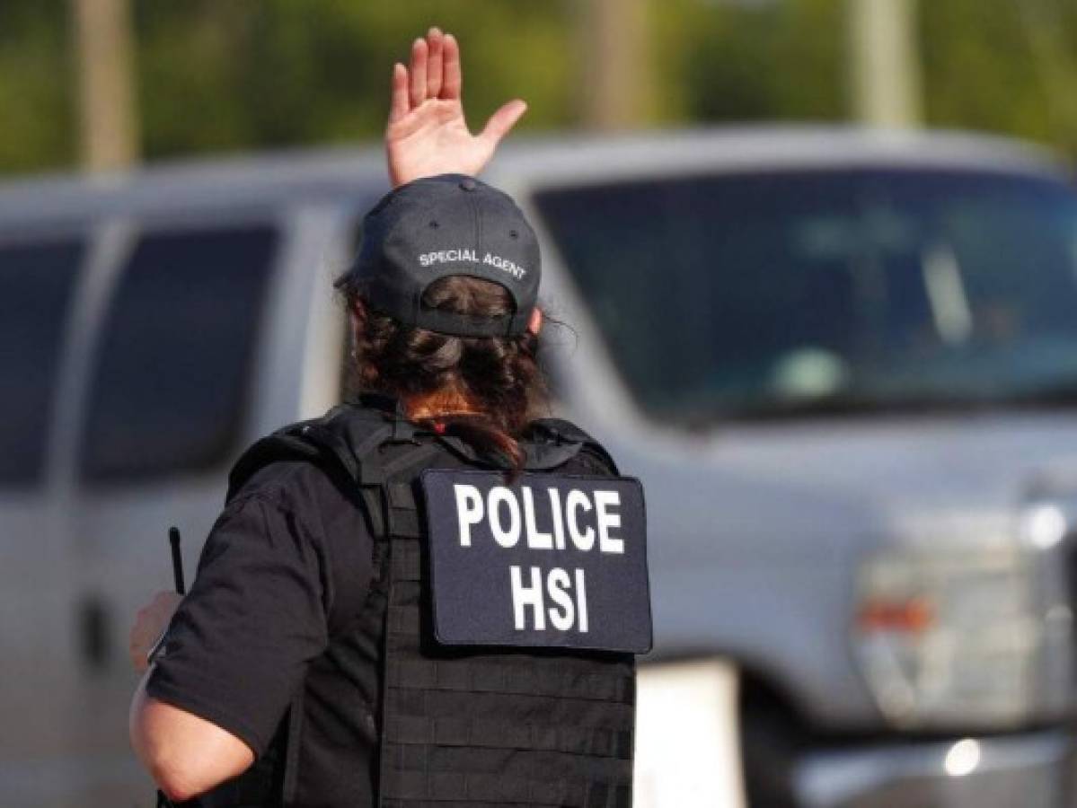 ICE llevó a cabo una redada que abarcó varias empresas procesadoras de alimentos en Mississippi con un saldo de 680 detenidos. Foto AP