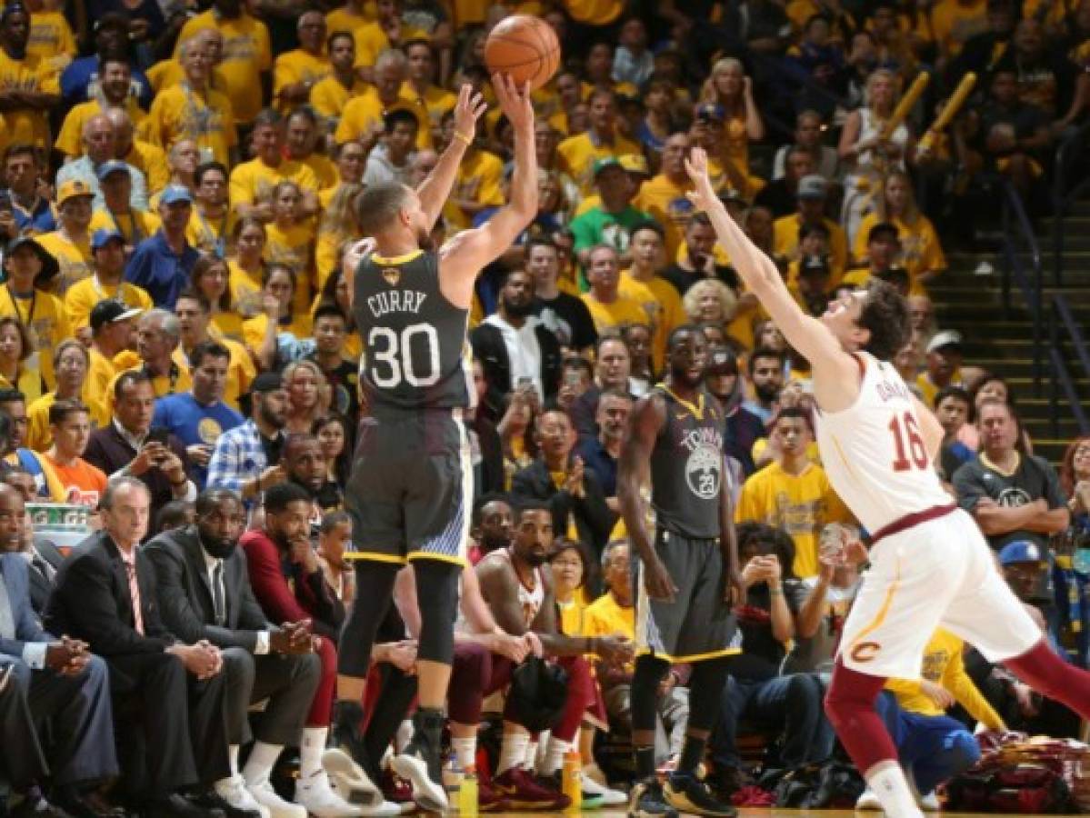 Un celestial Steven Curry pone a los Warriors 2-0 en la final de la NBA ante los Cavs