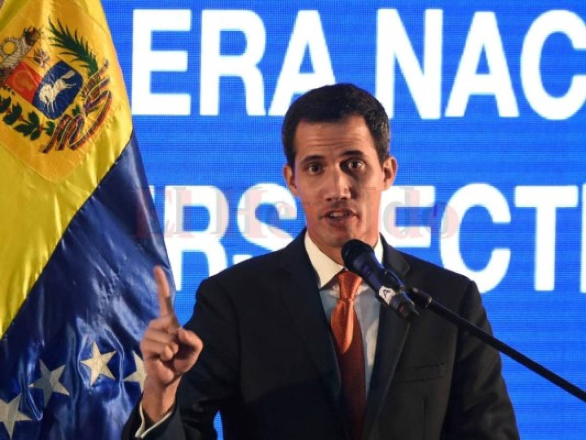 Juan Guaidó organiza voluntarios para ayuda humanitaria, Maduro a los militares  