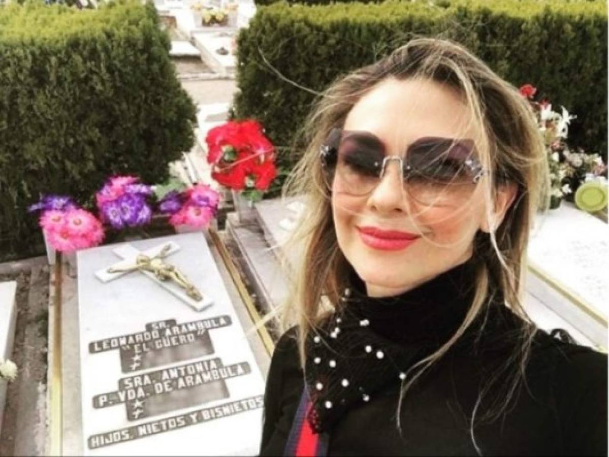 Aracely Arámbula confirma muerte de Marcela Basteri, mamá de Luis Miguel, al incluirla en su ofrenda del Día de Muertos