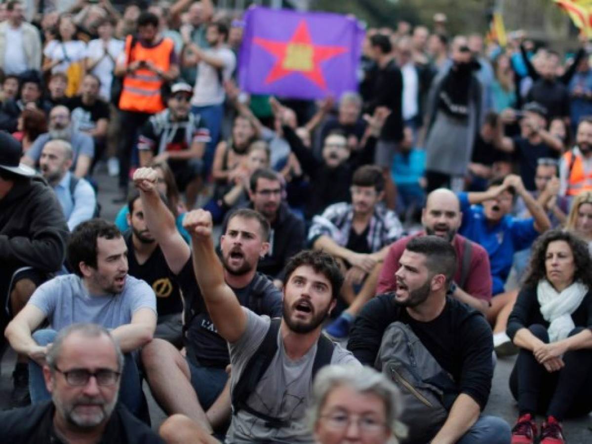 Pese a exhorto de alcaldesa, continúan choques en Barcelona