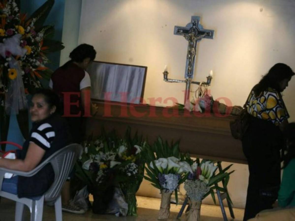 Conternación y dolor en velorio de víctima de triple asesinato en Siguatepeque