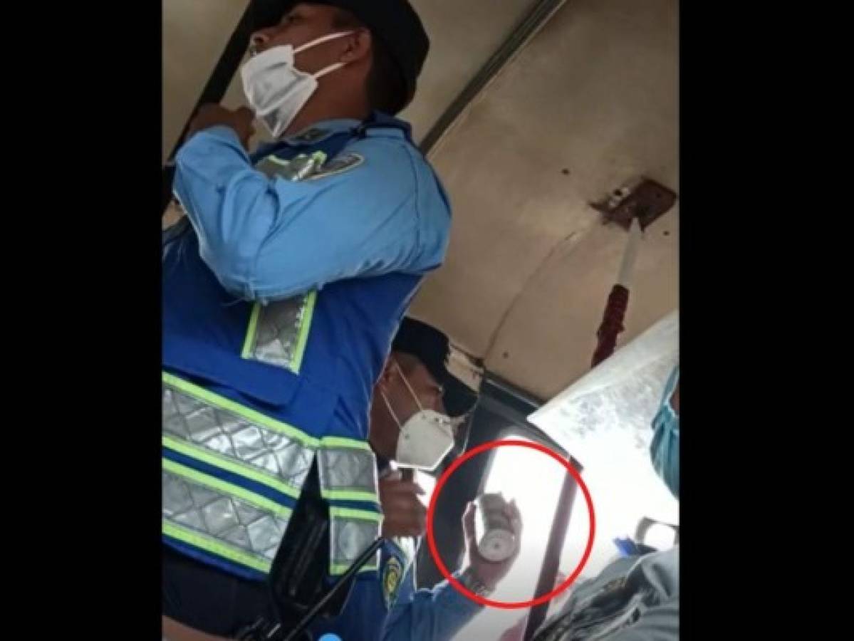 Suspenden a policías que lanzaron bomba lacrimógena dentro de un bus