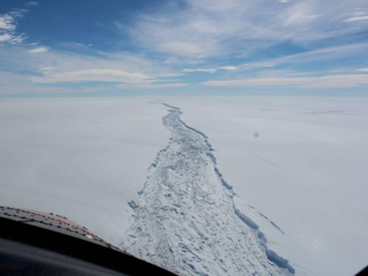 Iceberg colosal se separa de una plataforma en la Antártida