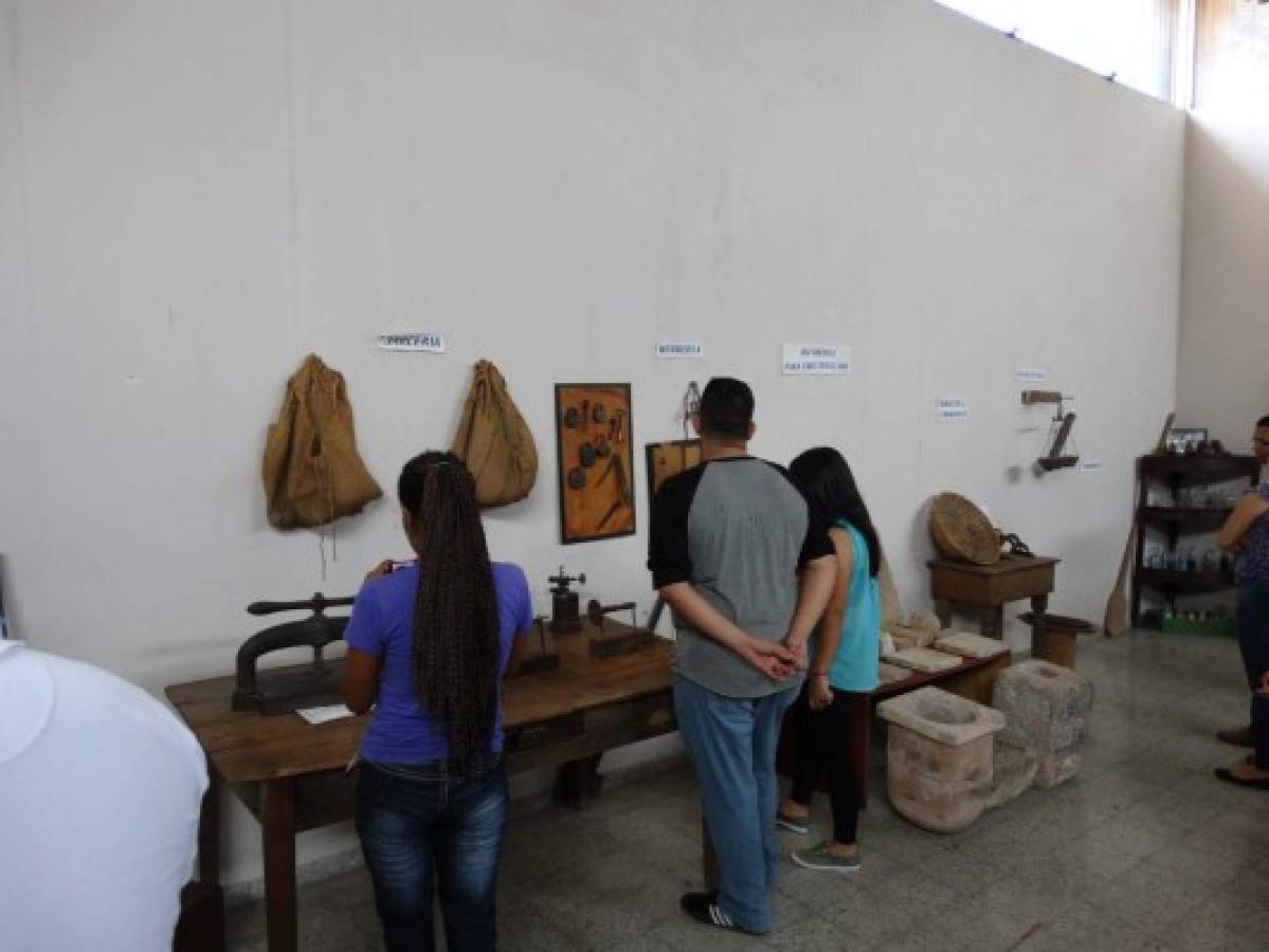 Niños se apasionan por la lectura en antiguo cuartel en La Paz
