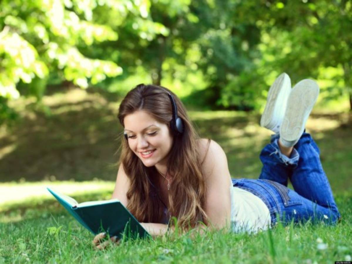 Investigadores aseguran que escuchar canciones involucra a la misma zona del cerebro que usamos para aprender idiomas.