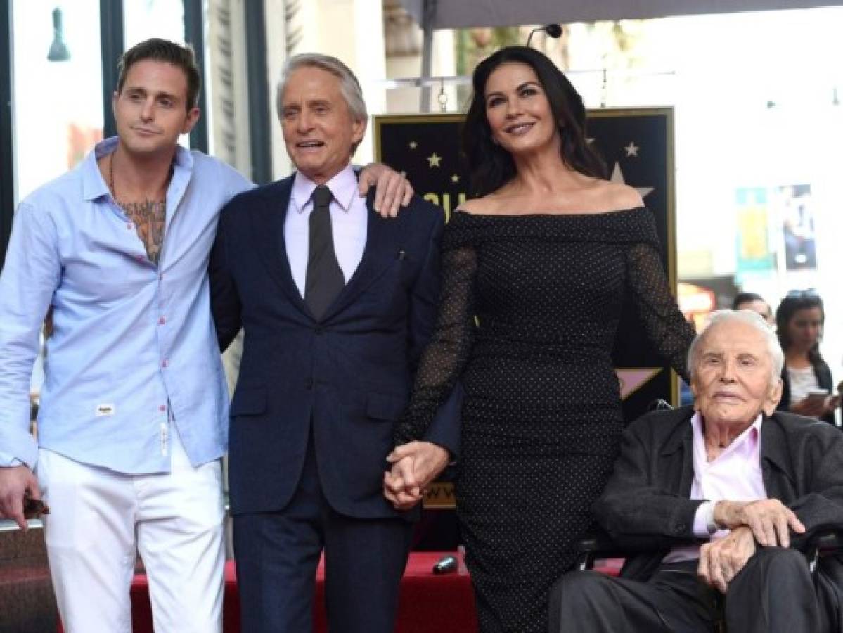 Kirk Douglas celebra cumpleaños 102