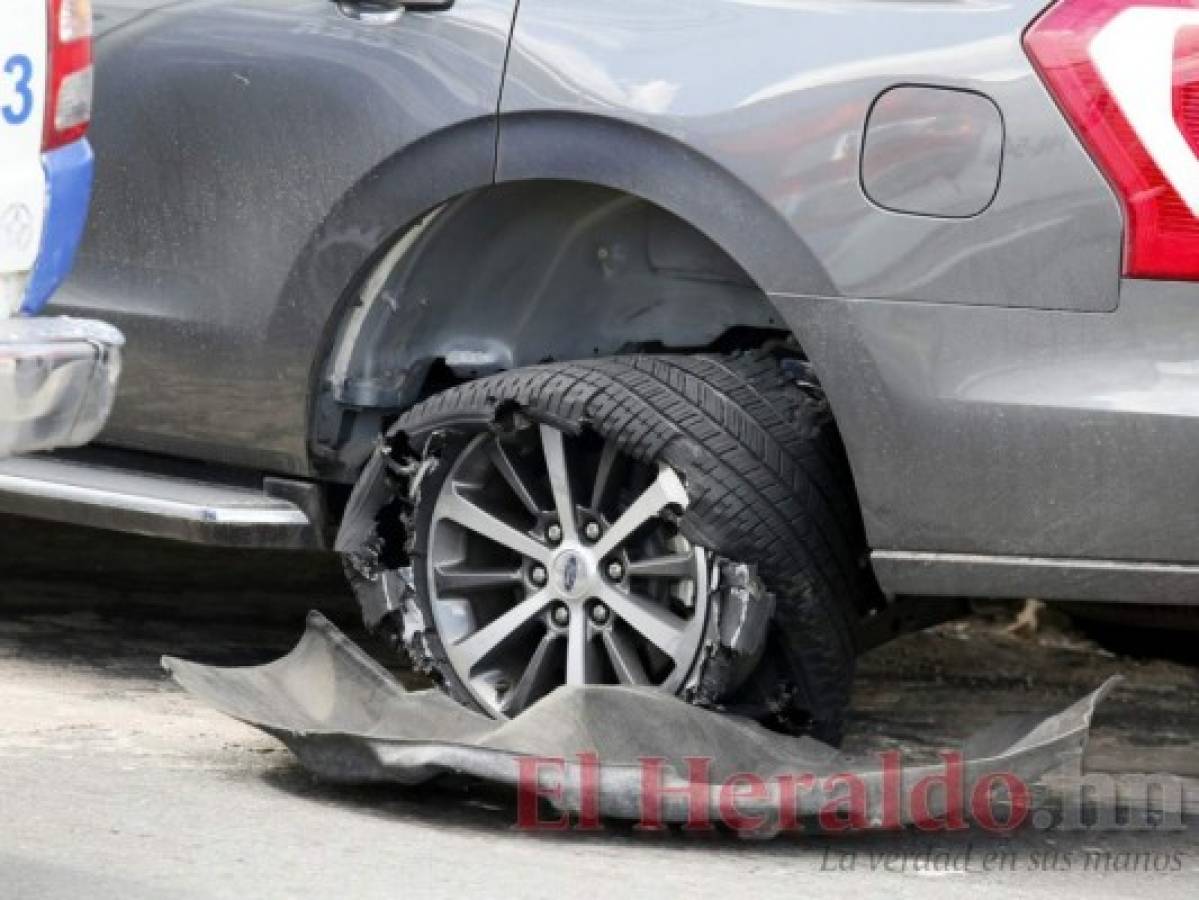 El sospechoso se detuvo cuando una de las llantas del automóvil se destruyó. Foto: Marvin Salgado/EL HERALDO.
