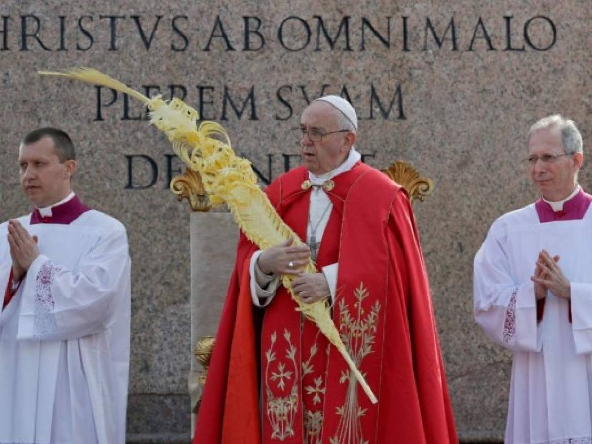 El papa Francisco bendice palmas en comienzo de Semana Santa