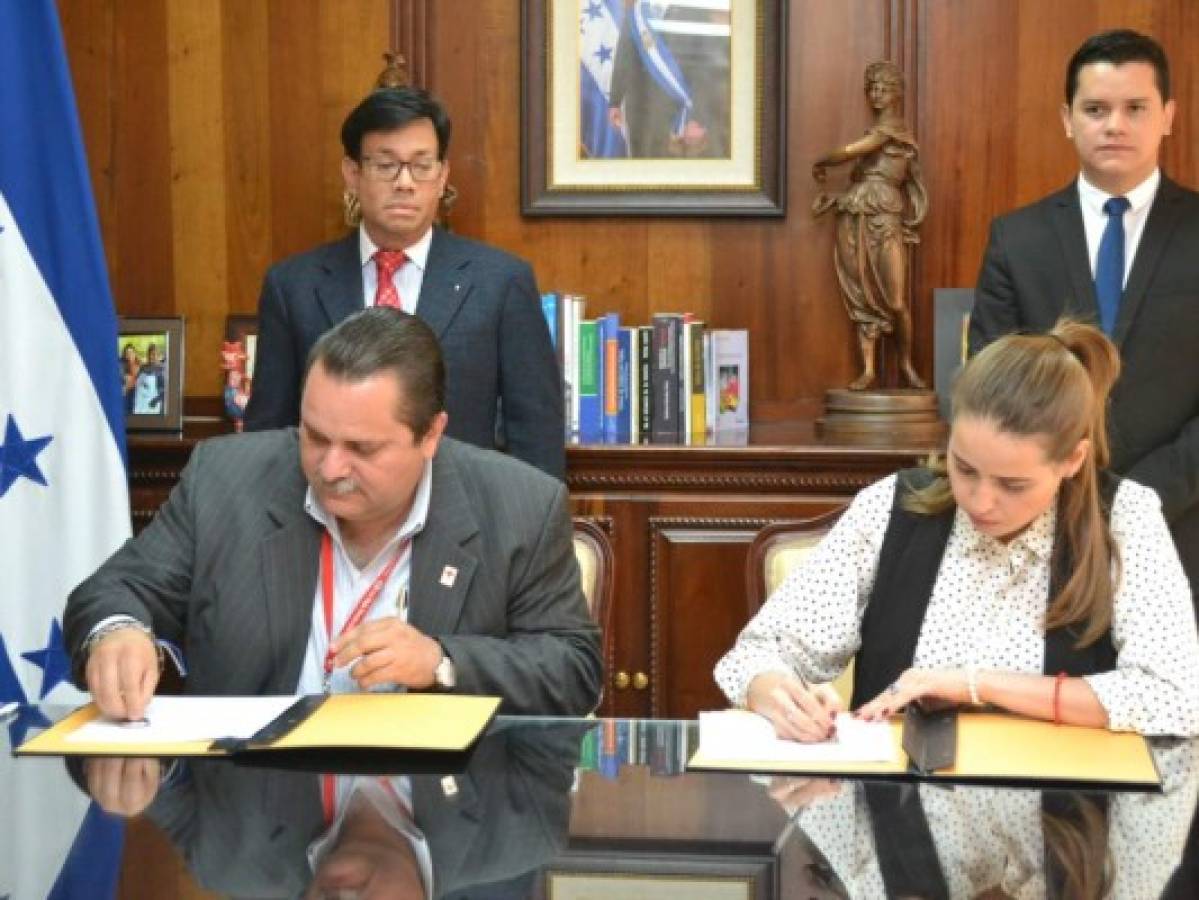 Cancillería y Cruz Roja firman convenio sobre Centro de Atención al Migrante Retornado