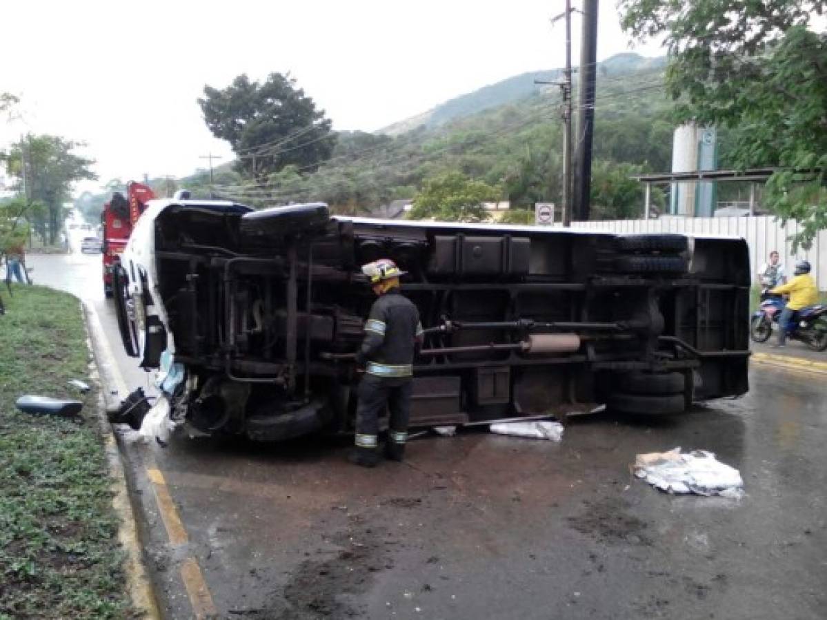 Honduras: Caída de un árbol provoca volcamiento de un bus en San Pedro Sula