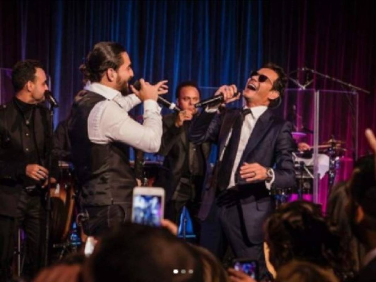 Video Instagram: Marc Anthony besa en la boca a Maluma durante concierto en Nueva York