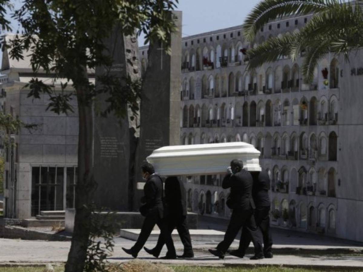 Funerales solitarios en Latinoamérica por el coronavirus