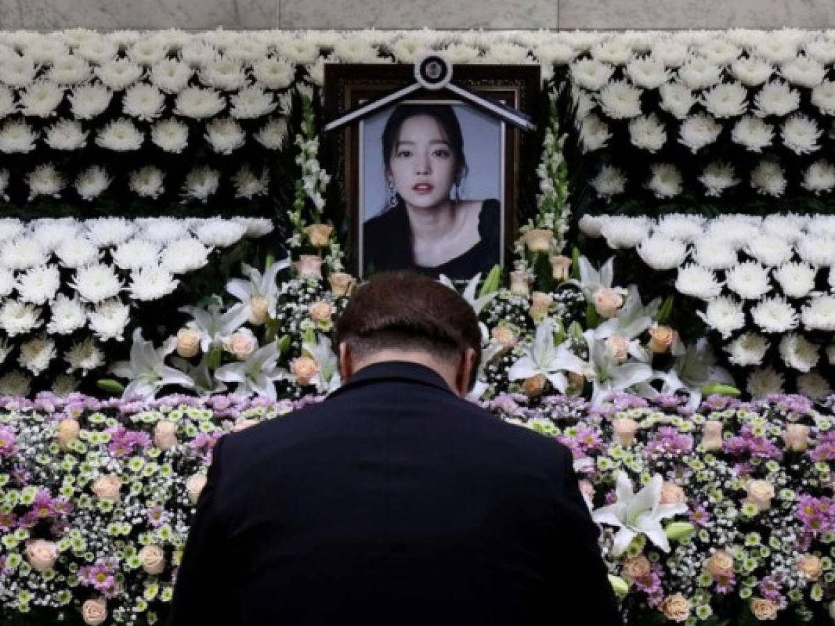 Muerte de cantante arroja luz sobre el lado oscuro del K-pop