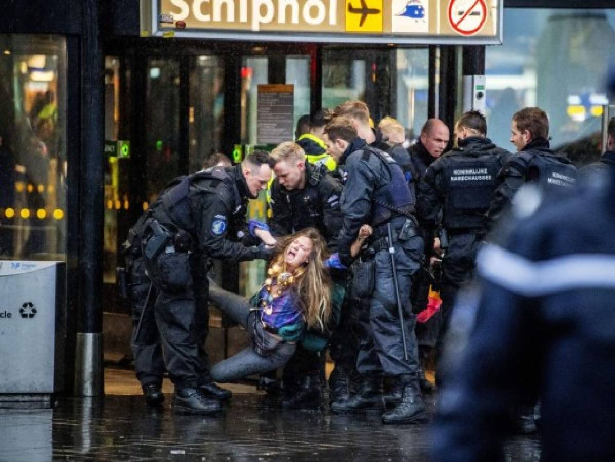 Policía holandesa detiene a activistas contra cambio climático en aeropuerto de Amsterdam  