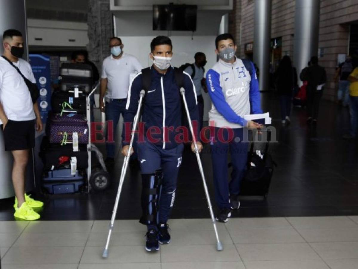 Con muletas y apesarado llega Michaell Chirinos tras perderse Copa Oro por lesión