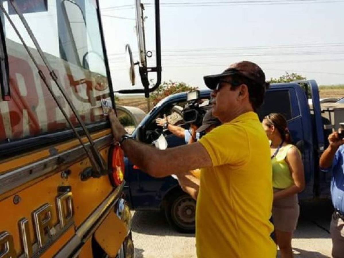 Honduras: Salvador Nasralla pega stickers contra el peaje en carretera CA-5